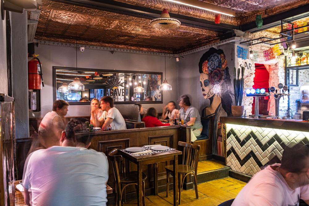 Clientes en la barra de Agave un sábado a la noche