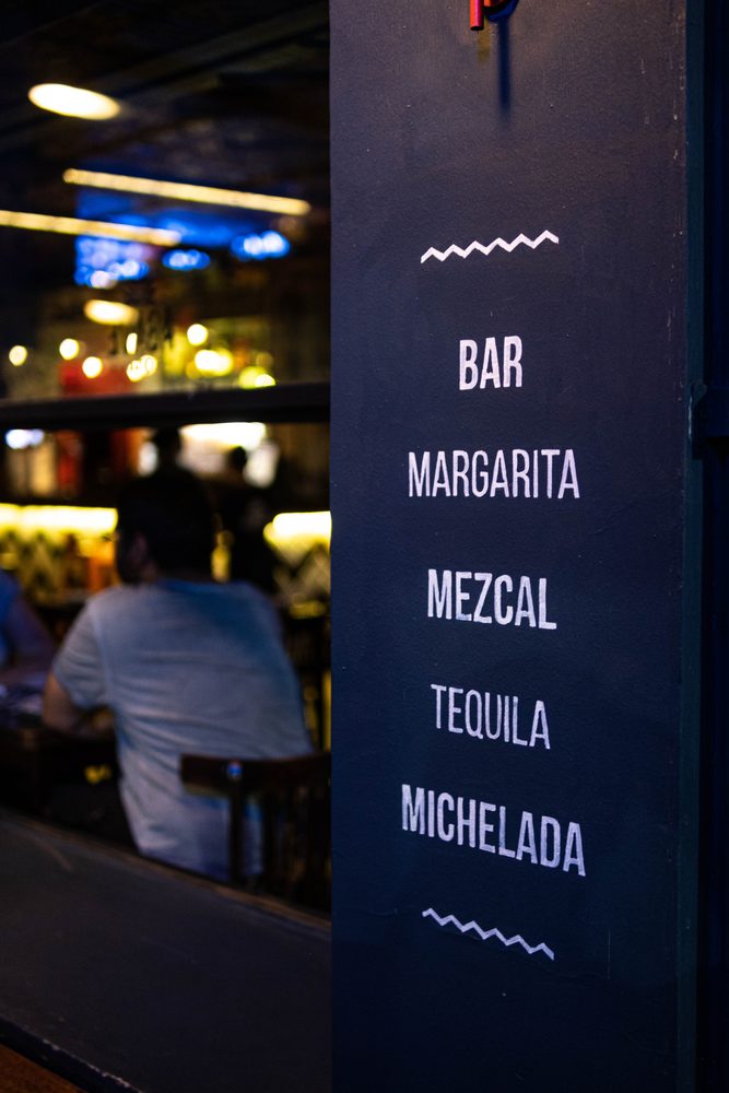 Cartel con la carta de la barra: margarita, mezcal, tequila y michelada