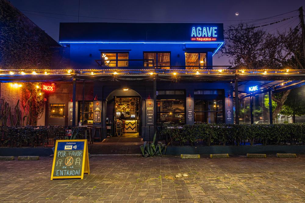 Frente de AGAVE Martínez de noche