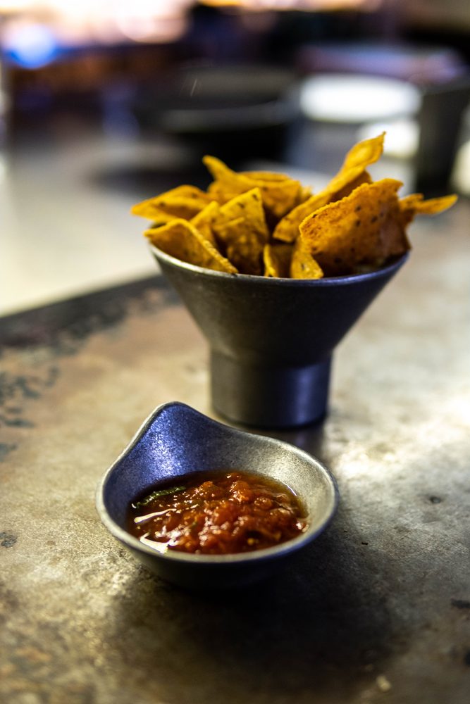 Nachos con salsa en un cuenco de piedra