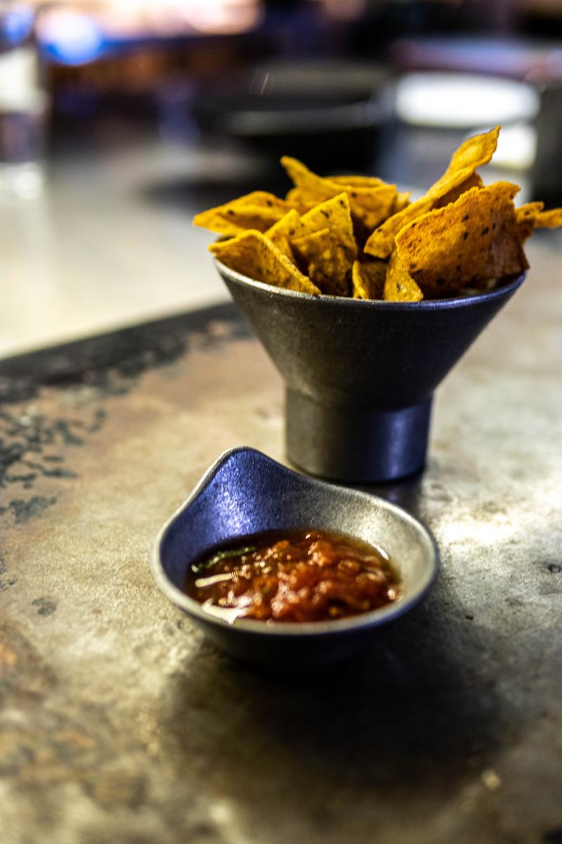 Nachos con salsa servidos en la mesa