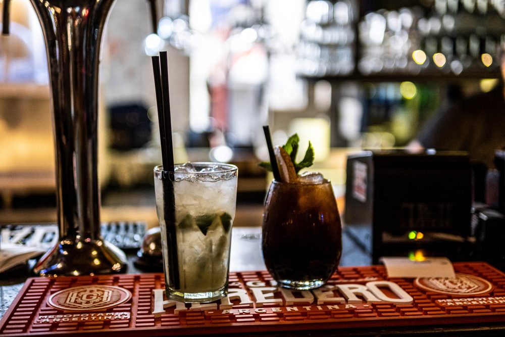 Tragos recién servidos sobre la barra